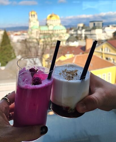 Sofya’da Alexander Nevsky Katedrali manzaralı rooftop barda içecekler